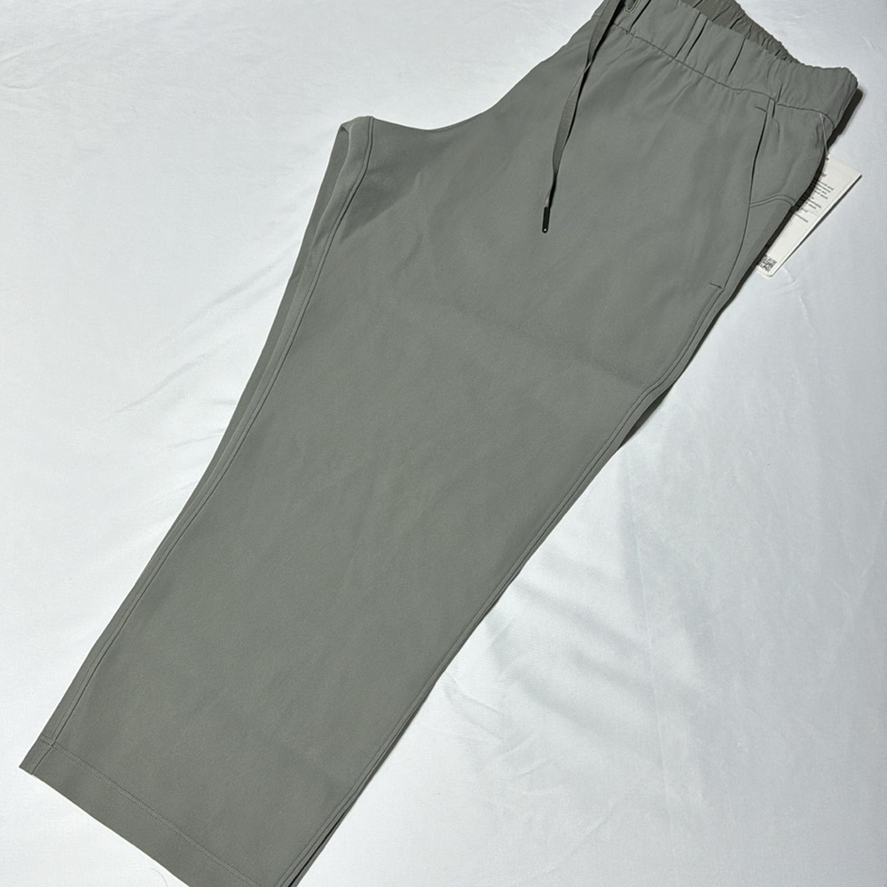 NWT Lululemon On the Fly Crop, Pockets, Size 12 23” Inseam Travel Woven Fabric
